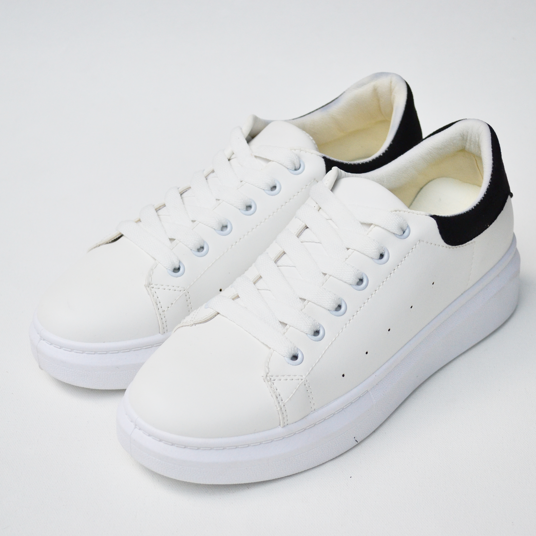 0223 Sneakers Blancos | Detalle en Negro